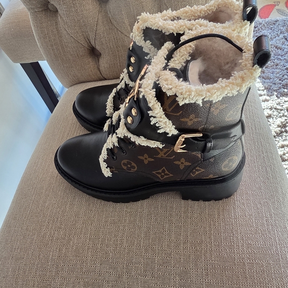 Women's Black And Brown Boots 9M New In Box - Picture 3 of 7